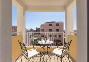 Outdoor dining - Porto Sereno - Center of Šibenik, Croatia (Šibenik)