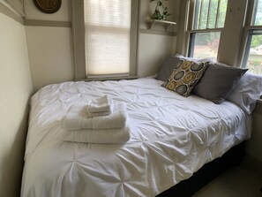 4 bedrooms, desk, blackout curtains, iron/ironing board - Large Central Bungalow, 3 Kings, 2 Queens, 1 Ba, Garage, Porch, W/D+BBQ, Pets OK (Terre Haute)