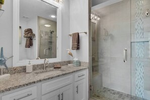 Tina, secadora de cabello, toallas 