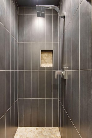 Tina, secadora de cabello, toallas 