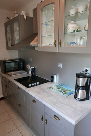 Jääkaappi, mikroaaltouuni, uuni, liesi