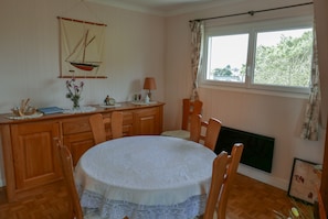 Dining - Apt. near beaches and golf course in quiet residential area close to shops (PLENEUF VAL-ANDRE)