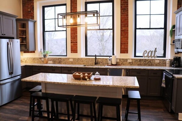 Refrigerador, microondas, horno y parrilla de estufa 