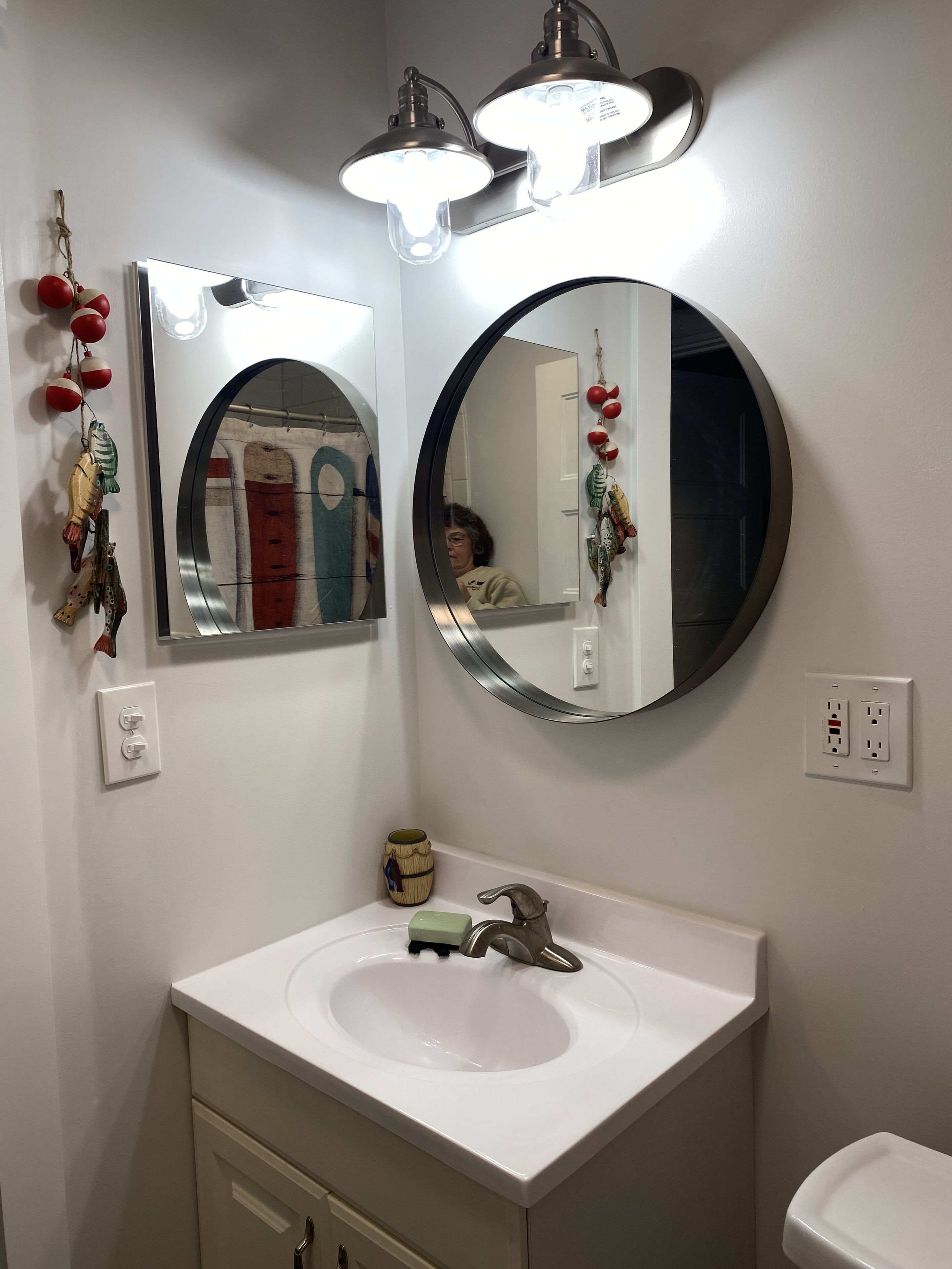Ensemble douche/baignoire, sèche-cheveux, serviettes fournies, savon