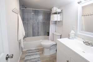 Ensemble douche/baignoire, sèche-cheveux, serviettes fournies