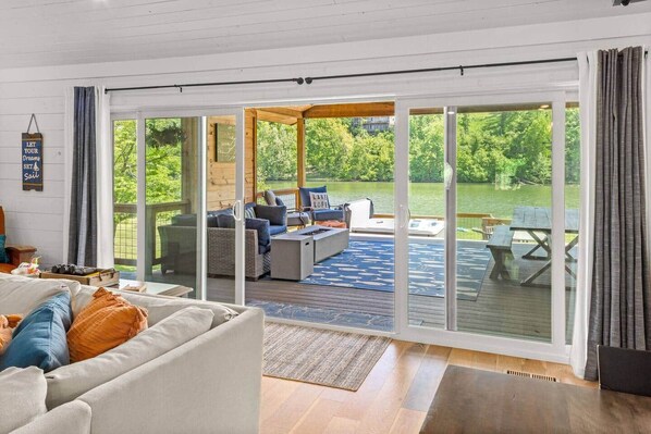 Living area - Access to lake & trails with HOT TUB! (Bella Vista)
