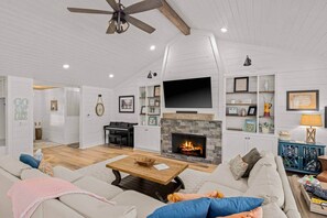 Living area - Access to lake & trails with HOT TUB! (Bella Vista)