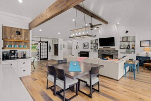 Dining - Access to lake & trails with HOT TUB! (Bella Vista)