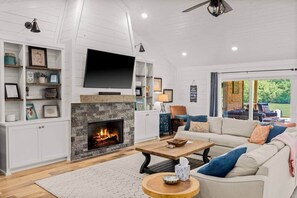 Smart TV, fireplace, DVD player, table tennis