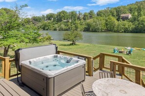 Outdoor spa tub - Access to lake & trails with HOT TUB! (Bella Vista)