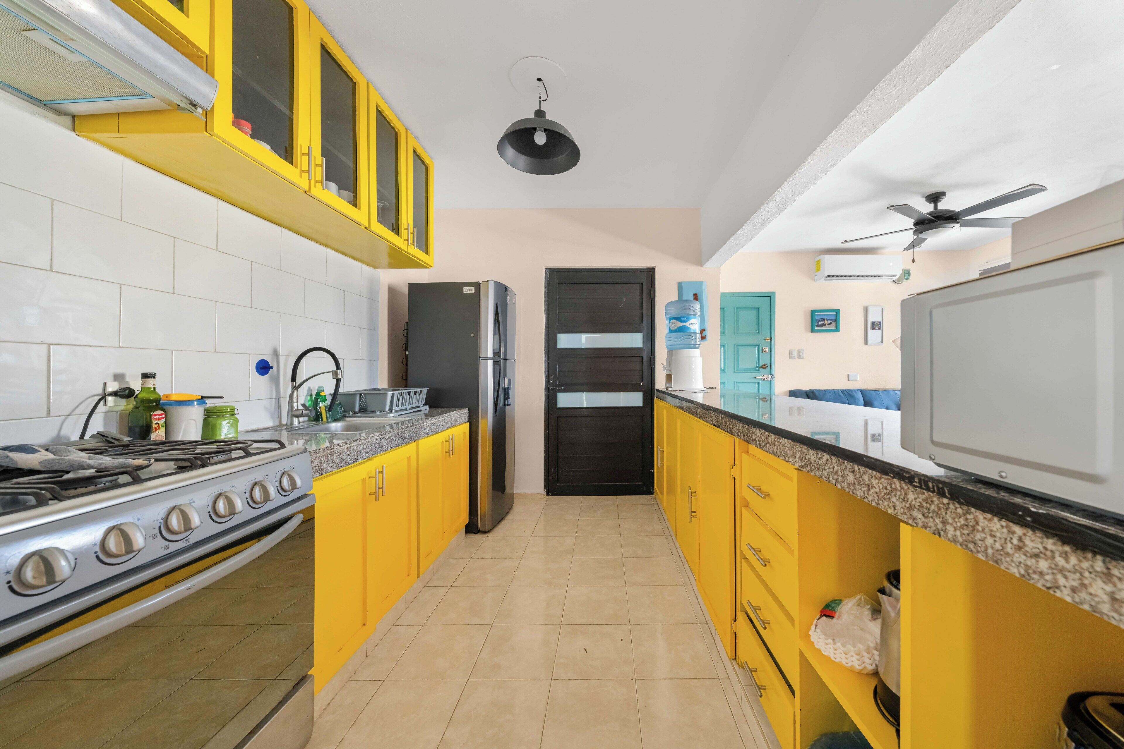 Réfrigérateur, micro-ondes, plaque de cuisson, cafetière/bouilloire