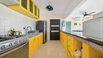 Réfrigérateur, micro-ondes, plaque de cuisson, cafetiÚre/bouilloire