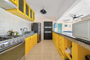 Refrigerador, microondas, parrilla de estufa y cafetera y tetera 