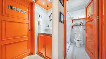 Douche, sĂšche-cheveux, serviettes fournies, papier toilette