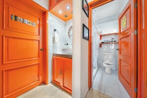 Regadera, secadora de cabello, toallas, papel de baño 