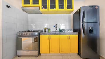 冷蔵庫、電子レンジ、コンロ、コーヒー / ティーメーカー