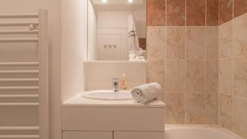 Baignoire, sĂšche-cheveux, serviettes fournies