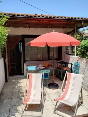 Outdoor dining - Cottage T2 (Lit-et-Mixe)