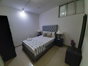Basic-Apartment | 3 Schlafzimmer, Bügeleisen/Bügelbrett, kostenloses WLAN, Bettwäsche