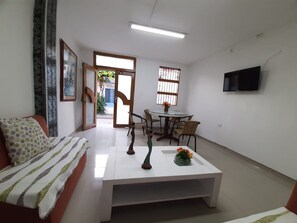 Basic-Apartment | Wohnbereich | 32-Zoll-Flachbildfernseher mit Kabelempfang, Fernseher