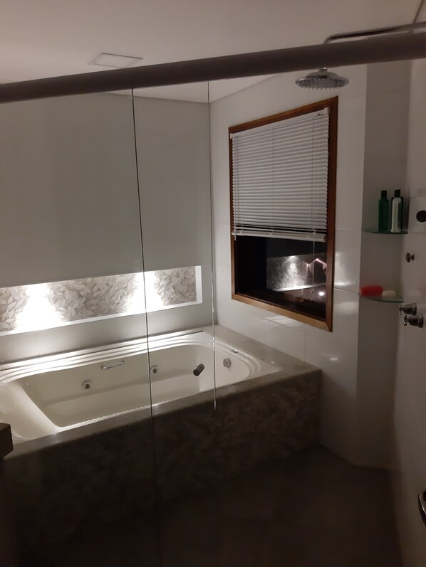 Douche, baignoire Ă jets, sĂšche-cheveux, serviettes fournies