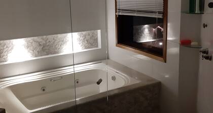Magnificent house 1 km from the town center: Suite + hot tub