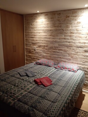 3 habitaciones, escritorio, wifi gratis y ropa de cama