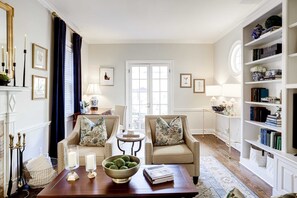 Télévision, cheminée, espaces bureaux