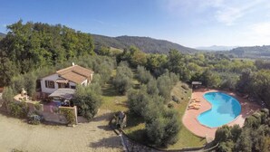 A villa with a swimming pool surrounded by trees and hills. - Casa Rialdo - Small family villa with private pool (Montecatini Val di Cecina)