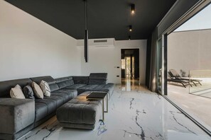 TV, DVD player, books, stereo