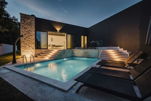 Modern villa for 6 guests with pool, surrounded by pine forest, near beach