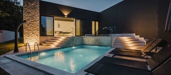 Modern villa for 6 guests with pool, surrounded by pine forest, near beach