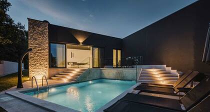 Modern villa for 6 guests with pool, surrounded by pine forest, near beach