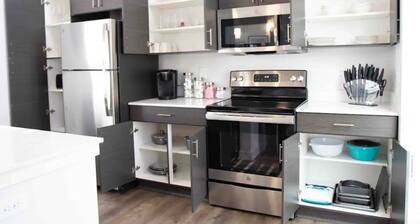 9 Miles to Downtown | 1000Mbps | King bed | W/D