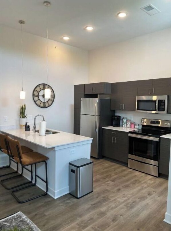 Jääkaappi, mikroaaltouuni, uuni, liesi