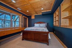 4 bedrooms, iron/ironing board, WiFi, bed sheets - Charming 4BR Cabin with Dynamic Mountain Views (Tryon)