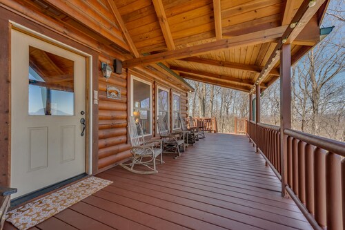 Pet-Friendly Retreat in Comfortable 4BR Bears Den