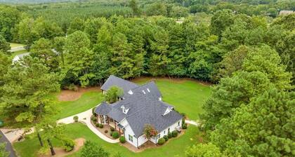 Huge Charlotte Farmhouse Villa 25 minutes from downtown!