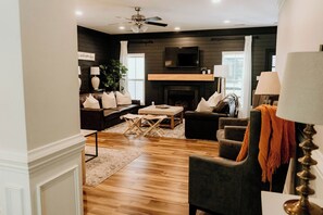 Een smart-tv en een open haard