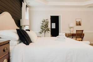 4 soverom, skrivebord, strykejern/-brett og reiseseng for barn