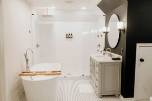 Combined shower/tub, rainfall showerhead, hair dryer, towels