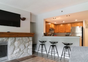 Køleskab, kogeplade, opvaskemaskine, køkkentøj/tallerkener/redskaber