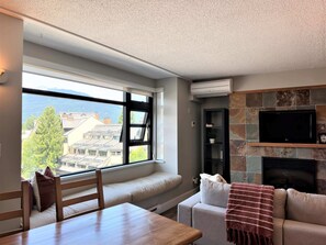 TV, fireplace - The Rainbow Suite Mountain and Village View (Whistler)