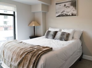 1 bedroom, iron/ironing board, travel cot, WiFi - The Rainbow Suite Mountain and Village View (Whistler)