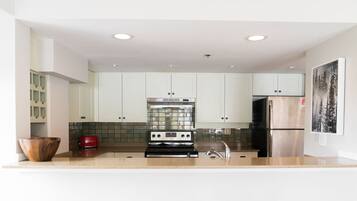 Fridge, oven, stovetop, dishwasher