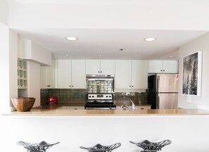 Fridge, oven, stovetop, dishwasher - The Garibaldi Suite Mountain View (Whistler)