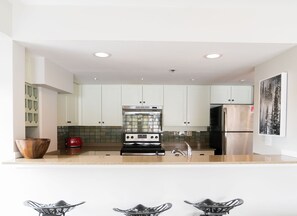 Fridge, oven, stovetop, dishwasher