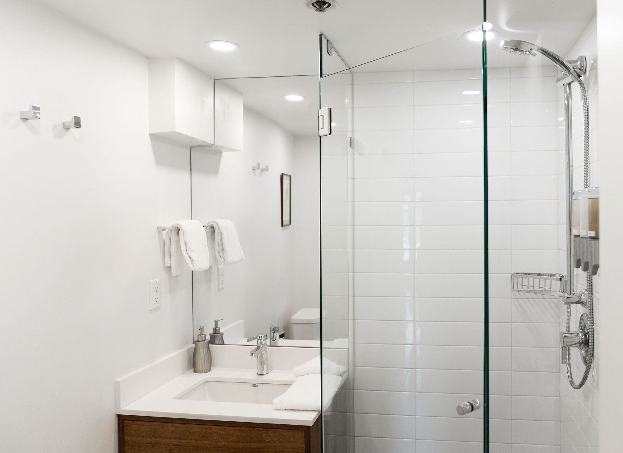 Baignoire, séchoir à cheveux, serviettes fournies, shampooing