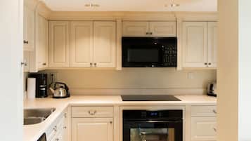 Réfrigérateur, micro-ondes, plaque de cuisson, lave-vaisselle