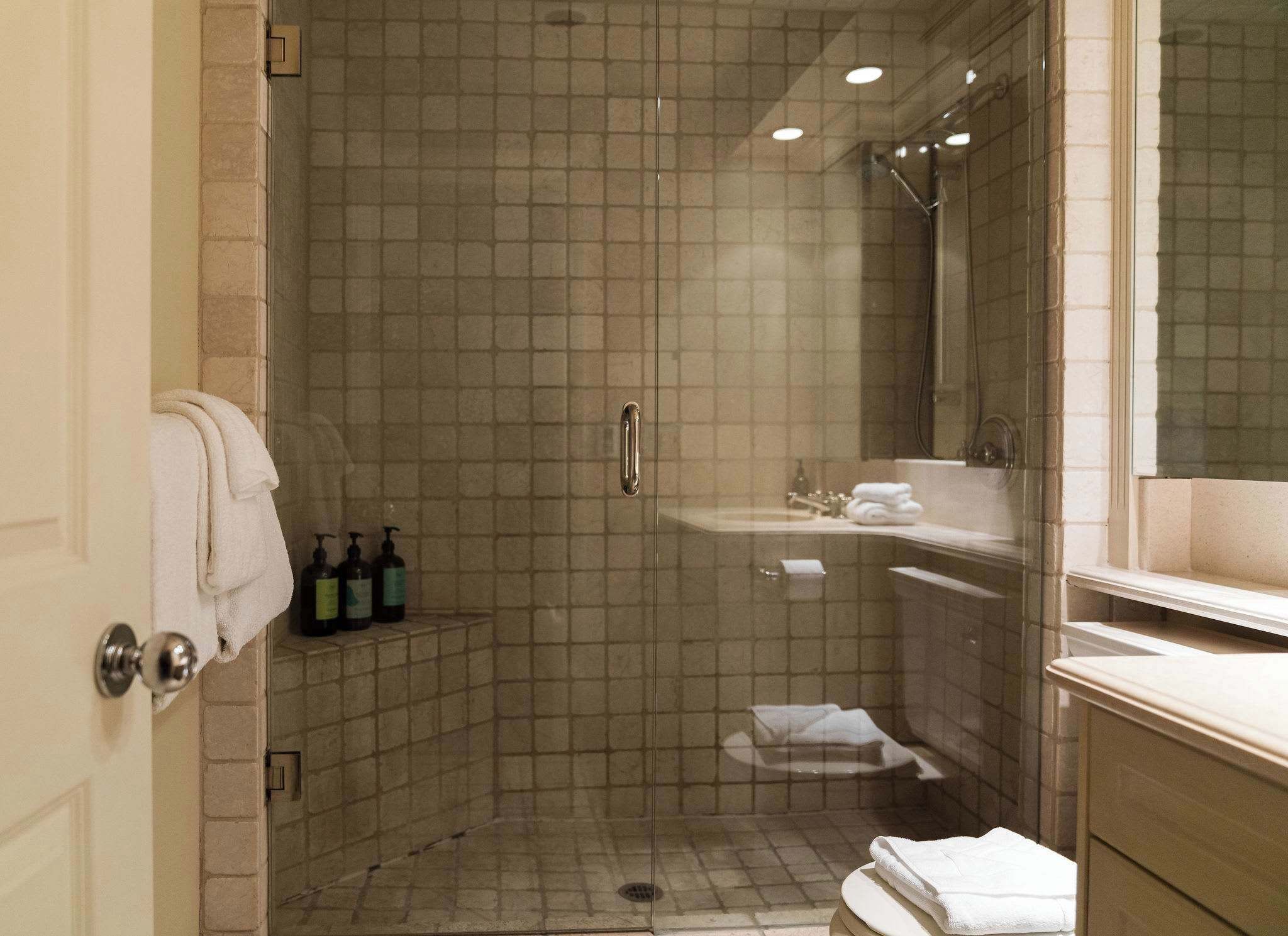 Douche, sèche-cheveux, serviettes fournies, shampoing